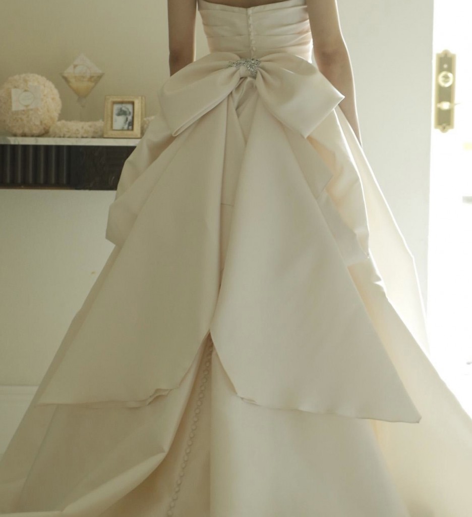 ウエディングドレス バックリボンで後ろ姿にこだわりを aya Bridal 京都 大阪 神戸の結婚式レンタルドレス