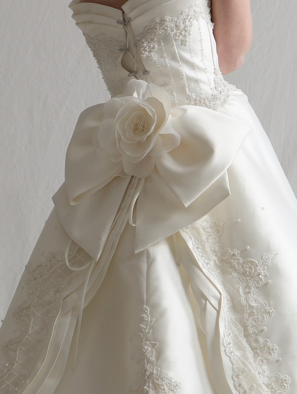 ウエディングドレス＊バックリボンで後ろ姿にこだわりを。 | TAGAYA BRIDAL - 京都・大阪・神戸の結婚式レンタルドレス