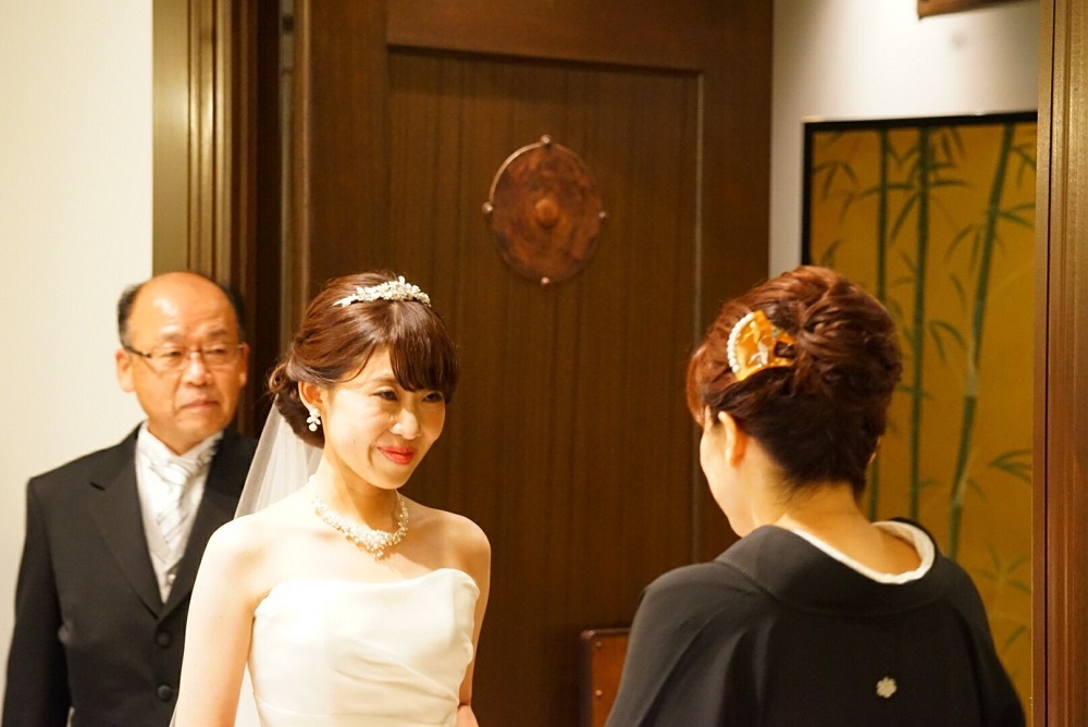 結婚式のお母様の服装は マナーや選び方のポイントを紹介 aya Bridal 京都 大阪 神戸の結婚式レンタルドレス